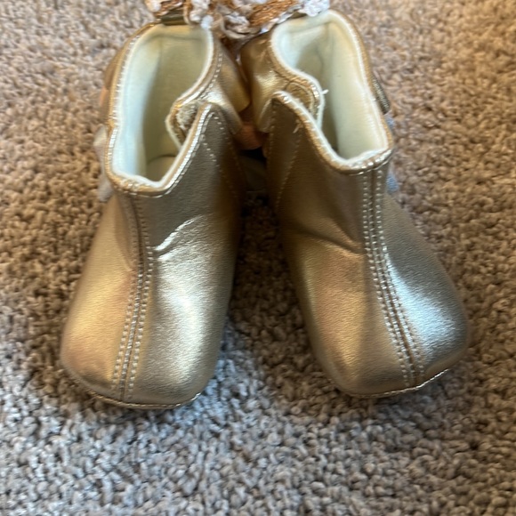 Rising Star booties & socks - Picture 5 of 7